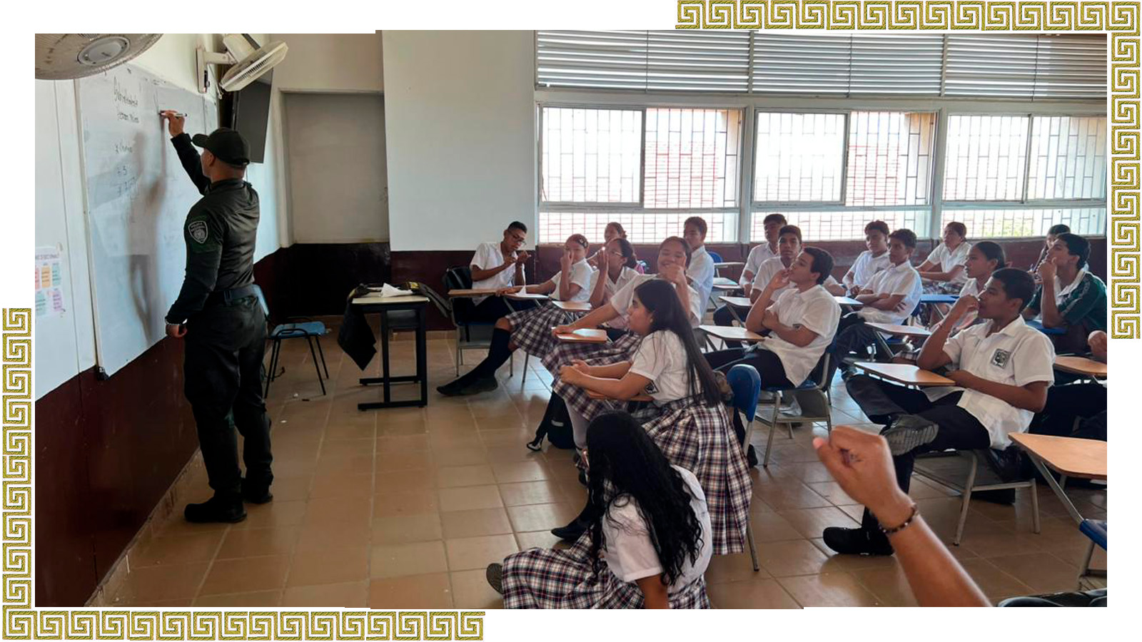 La Policía de Infancia y Adolescencia orienta a estudiantes de la IEENSIU sobre los riesgos del uso del vapeador